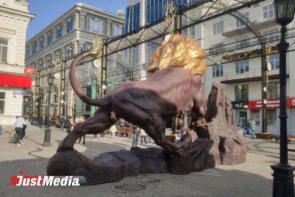 К огромной статуе льва с бронзовыми яйцами на Вайнера приставили охрану - Фото 2