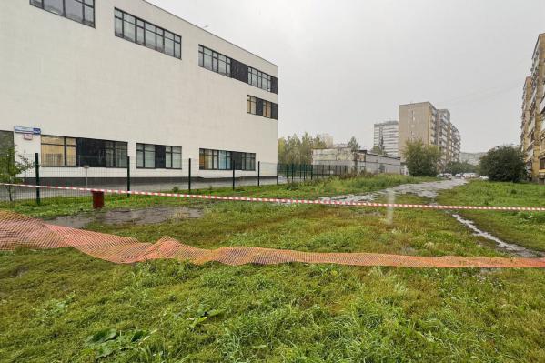 Алексей Вихарев построил тротуар к школе на Эльмаше, который ждали 34 года - Фото 2