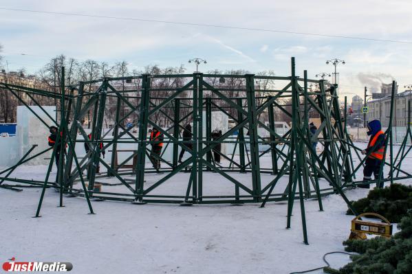 В Екатеринбурге показали, как возводят главный ледовый городок - Фото 2