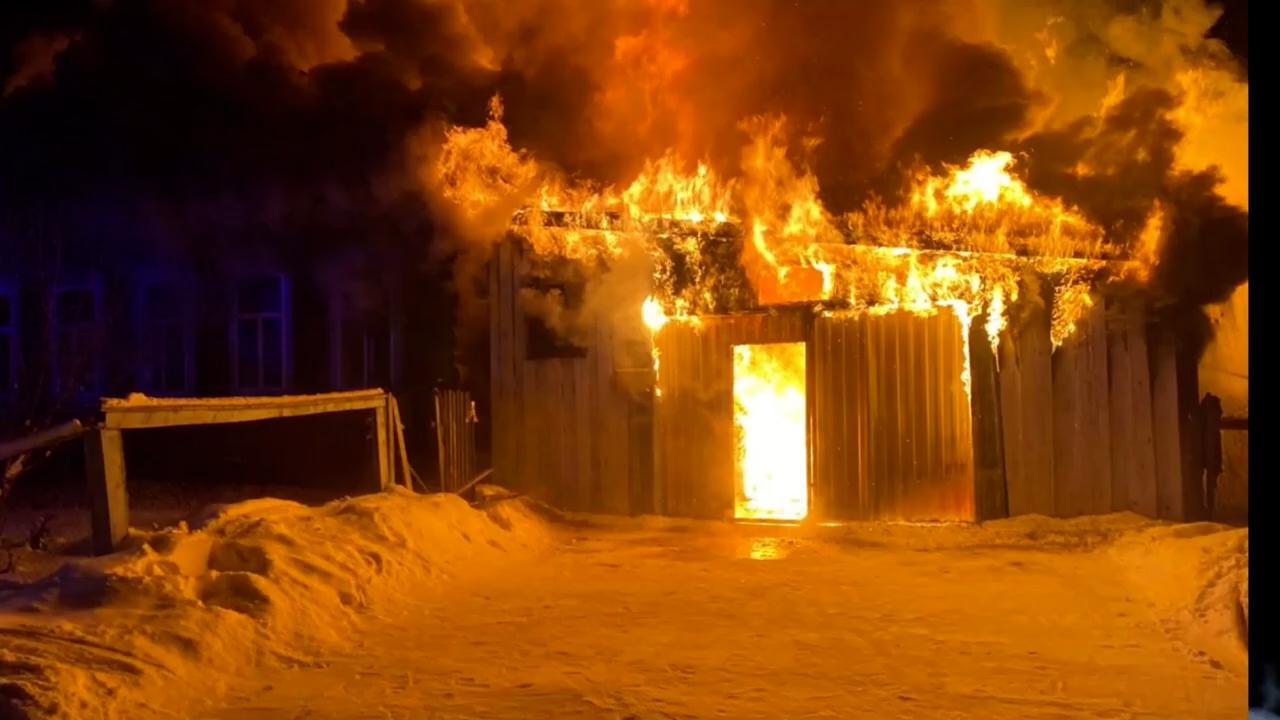 Братские пожарные трижды за минувшие сутки спасали людей из горящих домов
