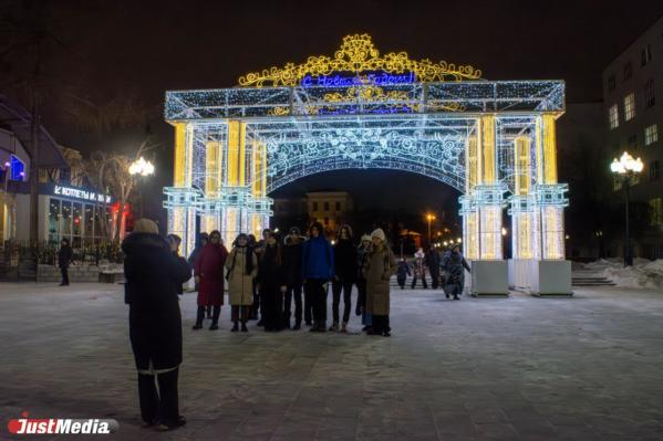 В Екатеринбурге на главной елке города зажгли гирдянды - Фото 2