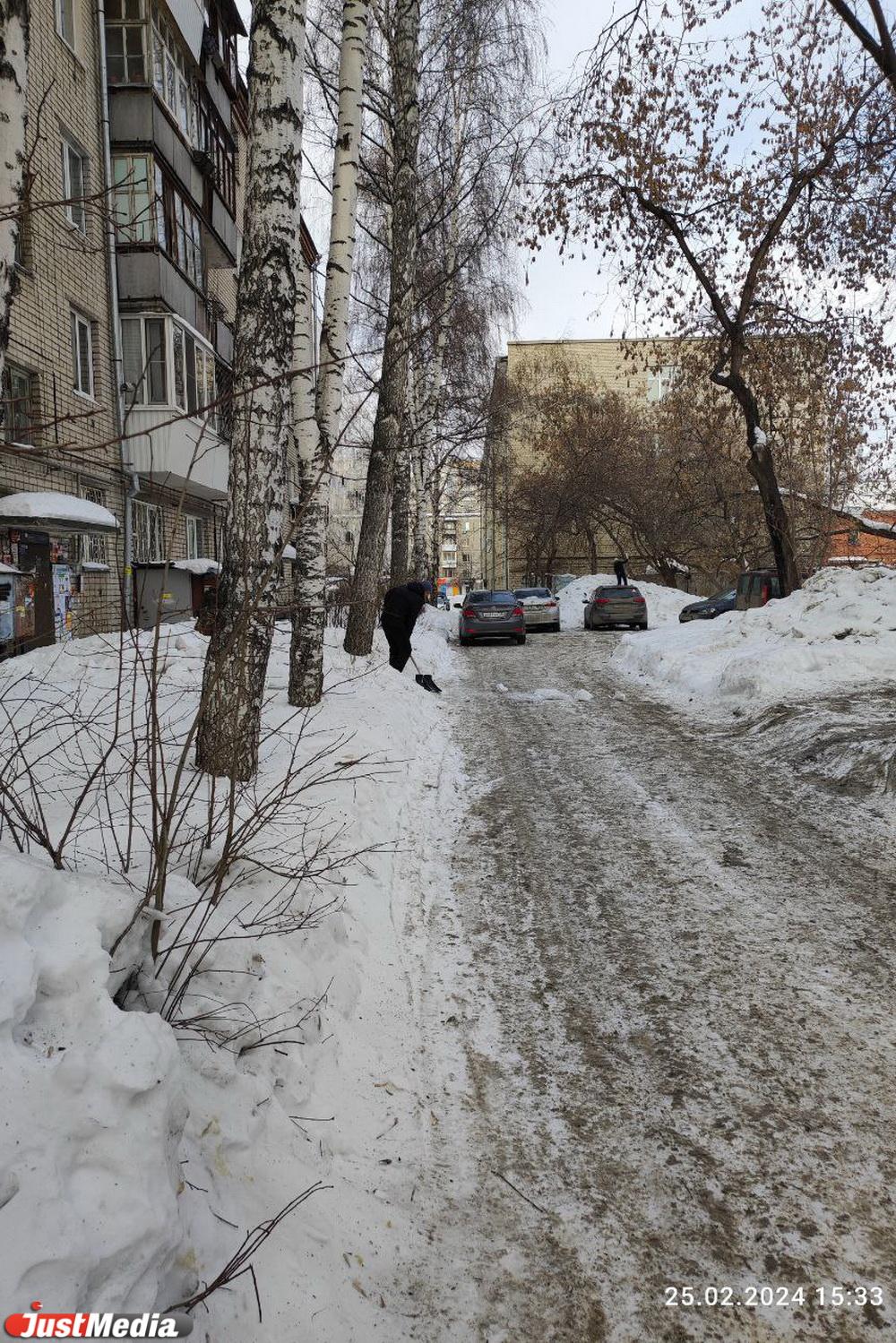 Жители дома на ВИЗе пожаловались на огромные сугробы у подъезда после  сбрасывания снега с крыши - JustMedia.ru, 26.02.2024