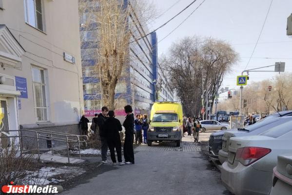 В Екатеринбурге водитель «Лады» вылетел на тротуар и врезался пятиэтажку на Малышева - Фото 2