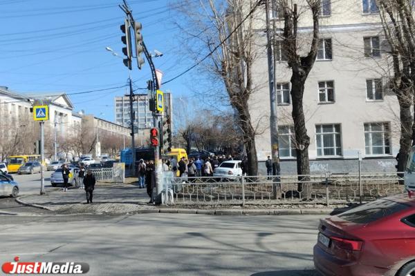 В Екатеринбурге водитель «Лады» вылетел на тротуар и врезался пятиэтажку на Малышева - Фото 3