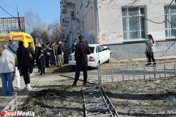 В Екатеринбурге водитель «Лады» вылетел на тротуар и врезался пятиэтажку на Малышева - Фото 4