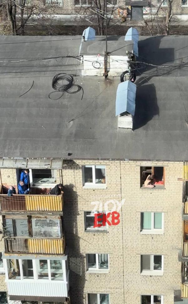 Девушка выбила окна и вылезла голой на карниз 5 этажа в Екатеринбурге - Фото 2