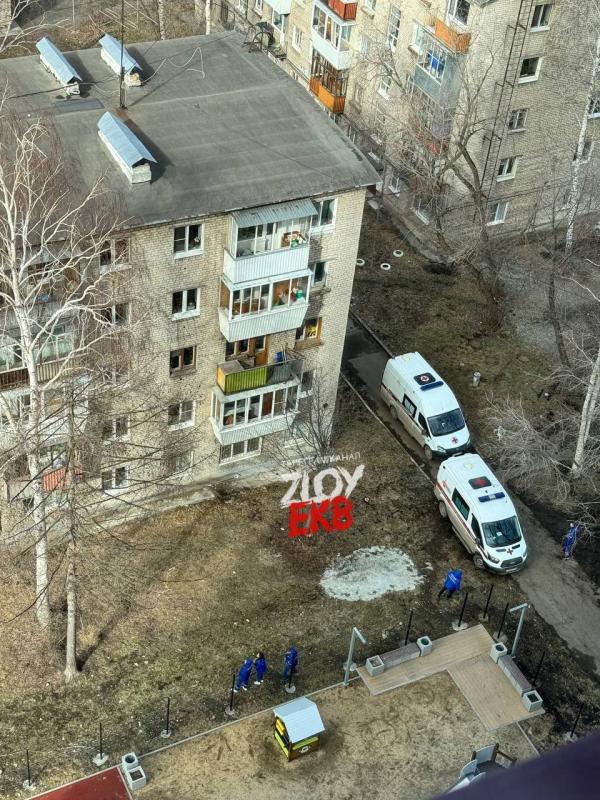 Девушка выбила окна и вылезла голой на карниз 5 этажа в Екатеринбурге - Фото 3