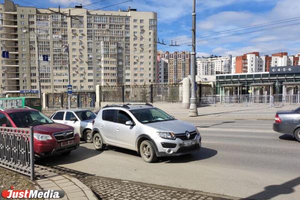 У Екатеринбург Арены столкнулись три легковушки - Фото 2