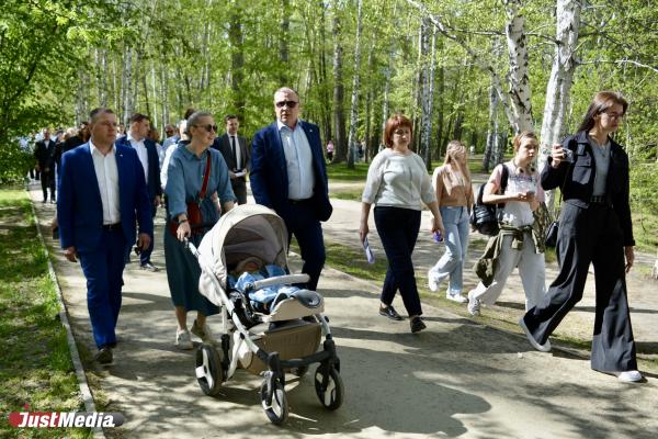 Мэру Екатеринбурга Алексею Орлову представили план реконструкции парка 50-летия ВЛКСМ - Фото 3