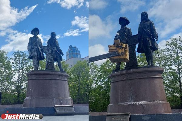 Предприниматели помыли памятник Татищеву и Де Геннину в центре Екатеринбурга - Фото 2
