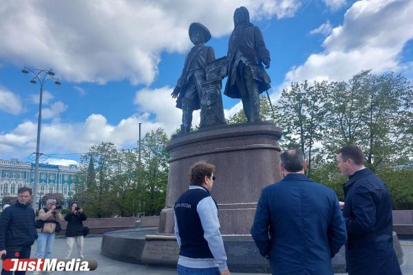 Предприниматели помыли памятник Татищеву и Де Геннину в центре Екатеринбурга - Фото 4