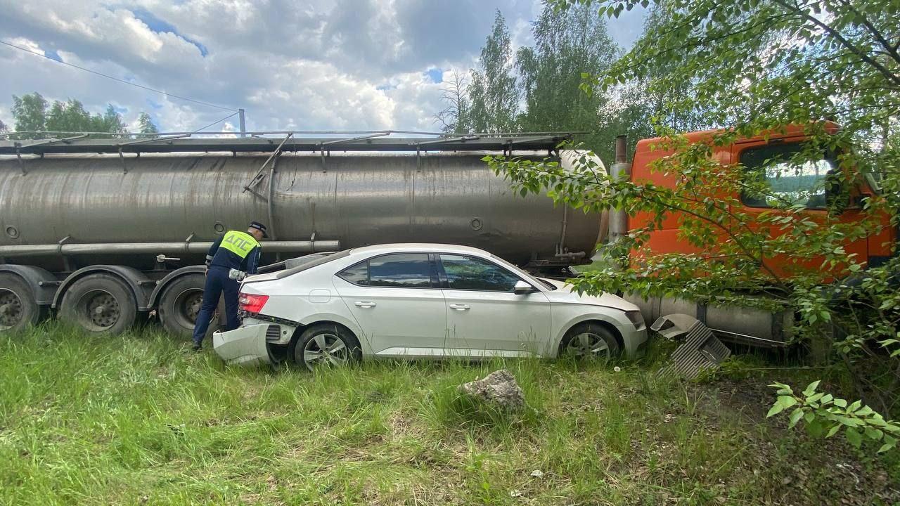 В Нижнем Тагиле водитель автоцистерны влетел в пять стоящих на светофоре  машин | 06.06.2024 | Екатеринбург - БезФормата