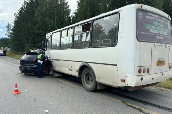 Под Первоуральском в столкновении автобус и легковушки пострадали четыре человека - Фото 2