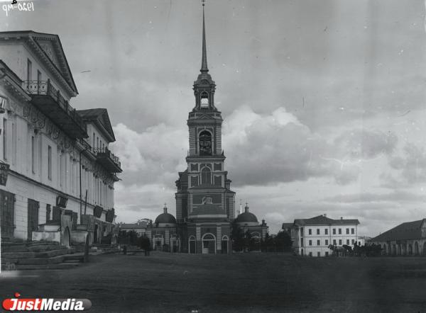 От храма через «голову» Маркса к портрету Сталина. Что было в Екатеринбурге на площади 1905 года до памятника Ленину - Фото 2