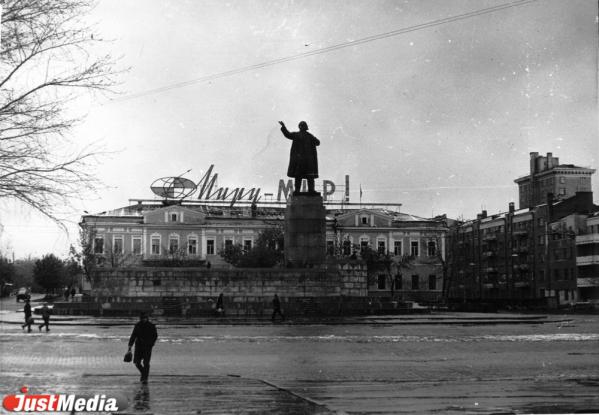 От храма через «голову» Маркса к портрету Сталина. Что было в Екатеринбурге на площади 1905 года до памятника Ленину - Фото 15