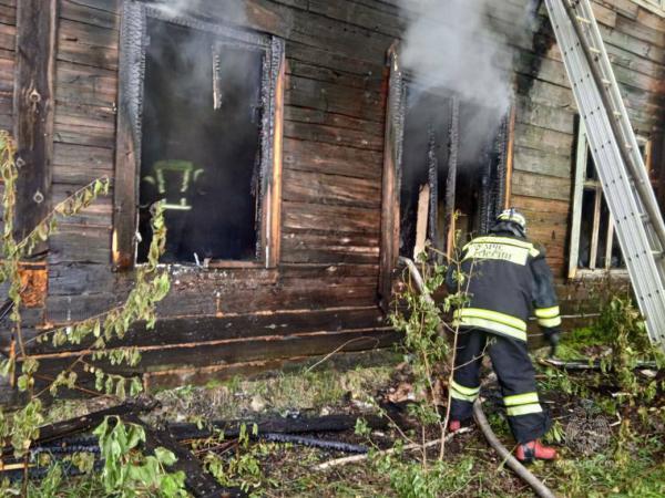 В Красноярском крае трое детей устроили пожар в расселенном доме - Фото 2