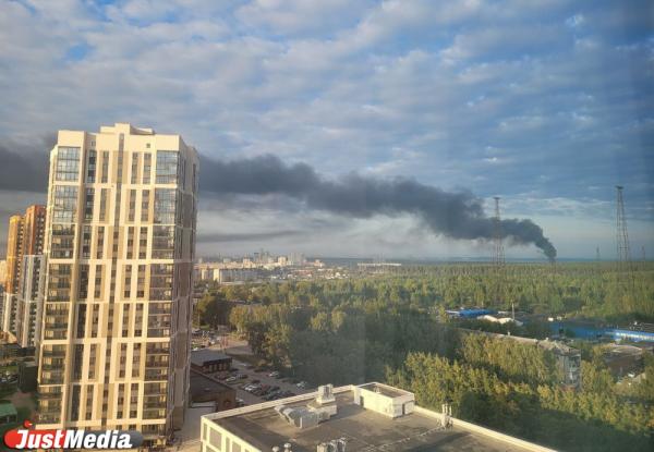 МЧС тушит сильный пожар в промзоне под Екатеринбургом - Фото 2