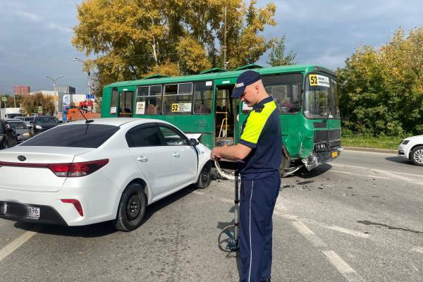 На Вторчермете водитель легковушки протаранил автобус и покалечил двух человек - Фото 2