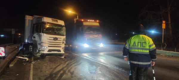 На Тюменском тракте в страшном ДТП с двумя грузовиками пострадали мужчина и 17-летняя девушка - Фото 2