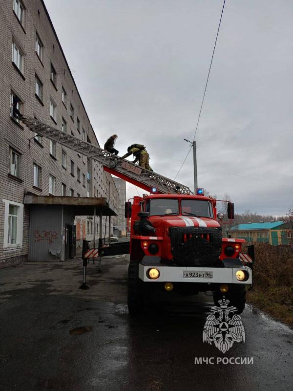 В Качканаре с помощью автолестницы МЧС спасло из горящей квартиры пять человек - Фото 2