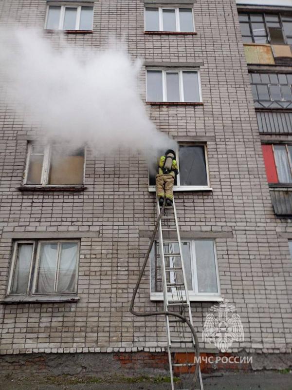 В Качканаре с помощью автолестницы МЧС спасло из горящей квартиры пять человек - Фото 3