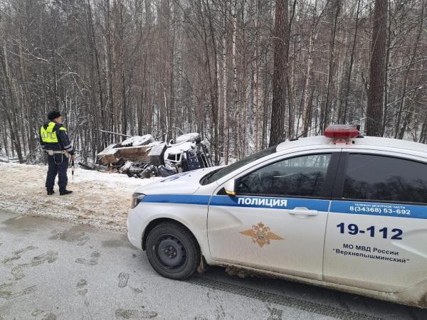 На Серовском тракте перевернулся и улетел в кювет КАМАЗ  - Фото 2