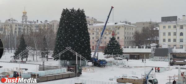 В Историческом сквере установили елку и привезли лед - Фото 2