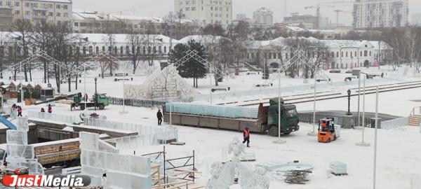 В Историческом сквере установили елку и привезли лед - Фото 4