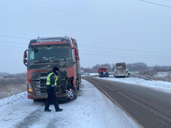 В Свердловской области водитель «Фиата», обгоняя, столкнулся с двумя фурами и автобусом - Фото 3