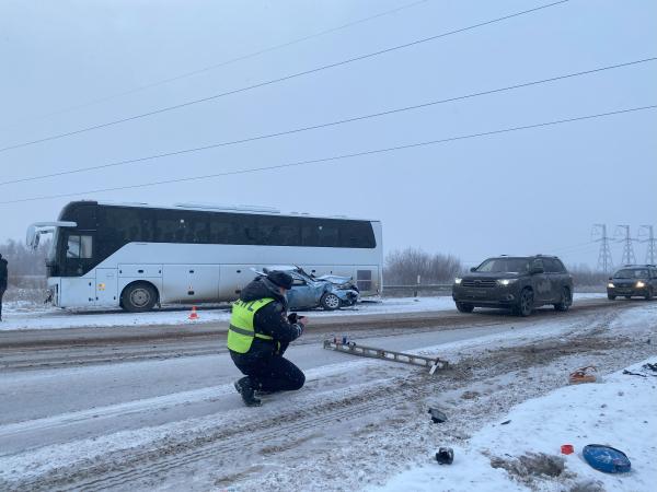 В Свердловской области водитель «Фиата», обгоняя, столкнулся с двумя фурами и автобусом - Фото 4