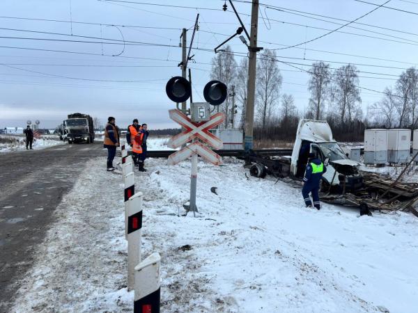 В Свердловской области водитель «Газели» врезался в тепловоз - Фото 2